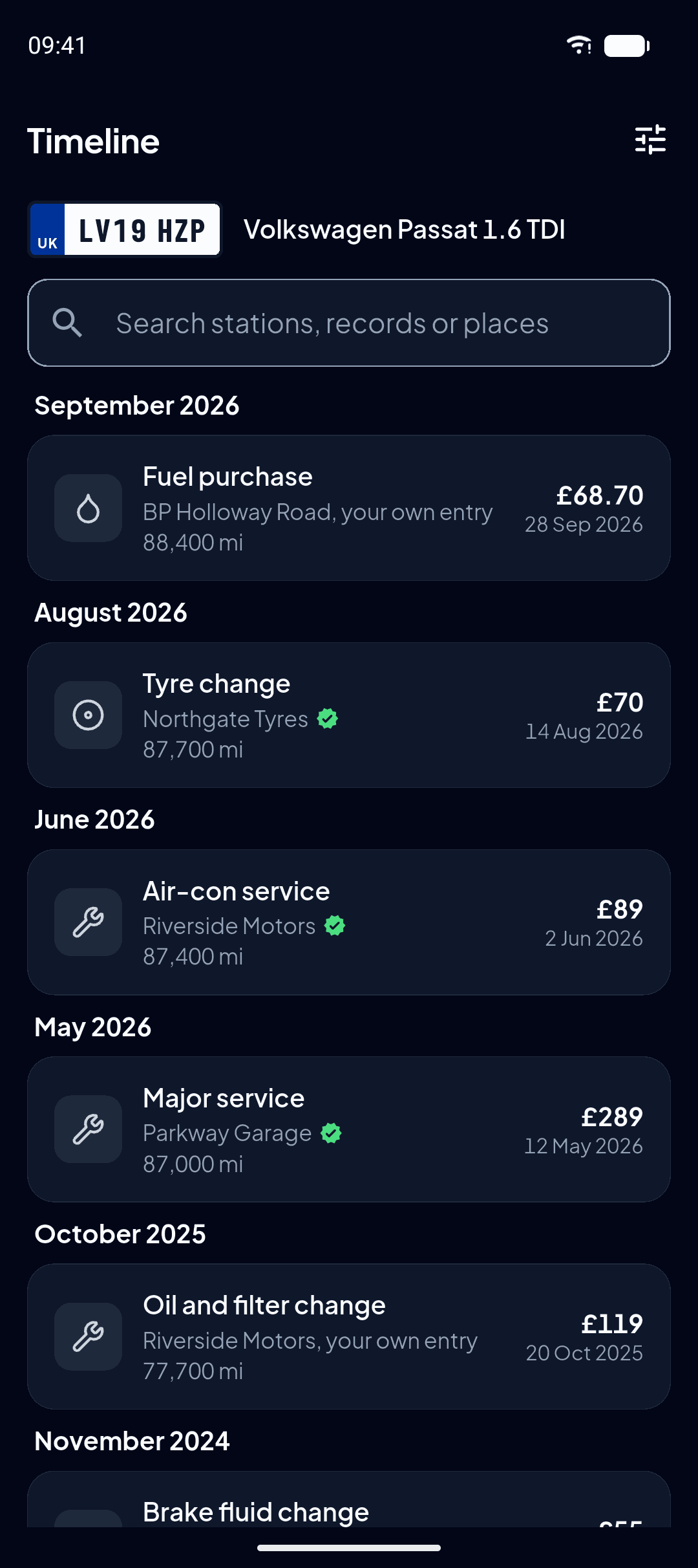 OtoTasdik timeline: fuel, tyre, ekspertiz and service records grouped by month; each row shows its source, odometer, amount and date.